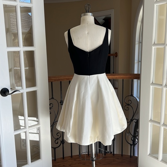 Absolutely stunning HALSTON Heritage Evening collection - Picture 5 of 11